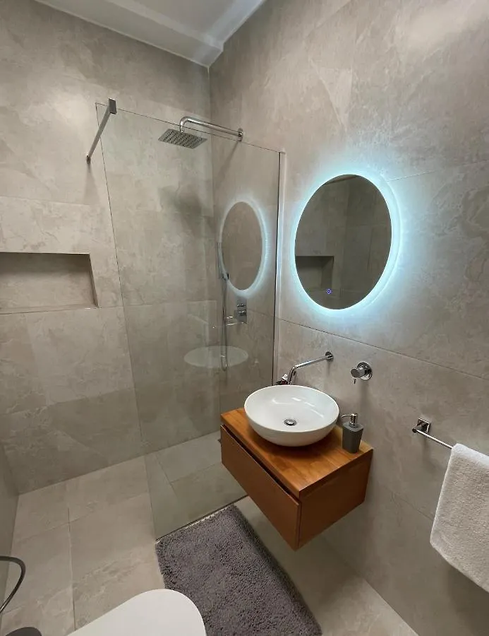 Proper Apartment 1 Tiran 0*,  Arnavutluk